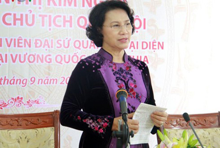 Chủ tịch Quốc hội Nguyễn Thị Kim Ngân nói chuyện với cán bộ, nhân viên Đại sứ quán Việt Nam và cộng đồng người Việt Nam tại Campuchia.